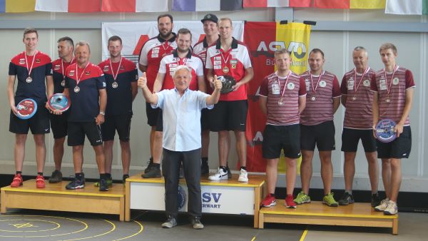 tl_files/aaa_Galerien/001_BILDER/9985 Eisstocksport 2021 2022/10.2.22 Vorschau WM 2022/Final Four Oberwart 22/LFW Hermann Hans mit den 3 Steirerteams ASVOe Bundescup 22 BOEE HP 600 px breit.JPG