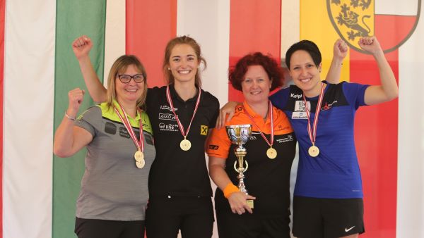 tl_files/aaa_Galerien/001_BILDER/9985 Eisstocksport 2021 2022/10.2.22 Vorschau WM 2022/Final Four Oberwart 22/Ziel OEM 2. Tag 2022 Klagenfurt/BOEE 600 px OEM Teamwertung Damen LV Niederoesterreich.JPG