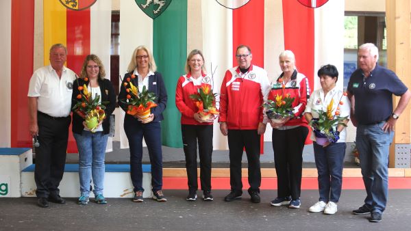 tl_files/aaa_Galerien/001_BILDER/9985 Eisstocksport 2021 2022/10.2.22 Vorschau WM 2022/Final Four Oberwart 22/Ziel OEM 2. Tag 2022 Klagenfurt/BOEE 600 px br - Praesidentin Tschiltsch mit Funktionaeren.JPG